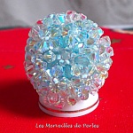 Bague Crystal Blue montée avec des toupies en Cristal de Swarovki aux couleurs Cristal, Aquamarine de qualité AB2x, facettes cristal AB et rocailles pour un style contemporain